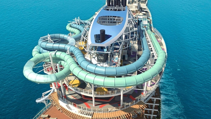 In einem kleinen Boot wird man mit bis zu 50 km/h in die Wasserrutsche katapultiert.