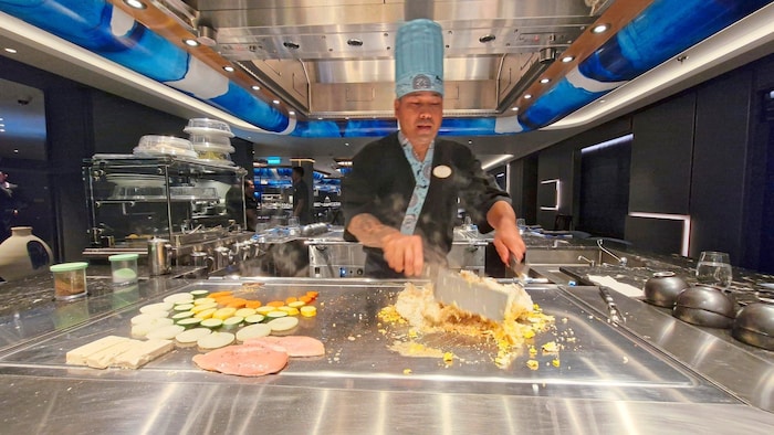 Im Spezialitätenrestaurant Hasuki wird live gekocht – hier singt der Koch sogar.