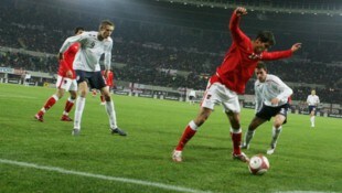 Gyuri Garics (re.), hier bei einem Länderspiel gegen England, ist nun erfolgreicher ...