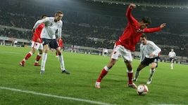 Gyuri Garics (re.), hier bei einem Länderspiel gegen England, ist nun erfolgreicher ...