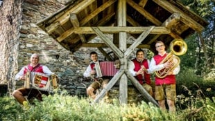 Silvio Ambrosch, Johannes Kokarnig, Robert Dominikus und Stefan Krenn halten eine alte Tradition ...