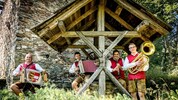 Silvio Ambrosch, Johannes Kokarnig, Robert Dominikus und Stefan Krenn halten eine alte Tradition ...