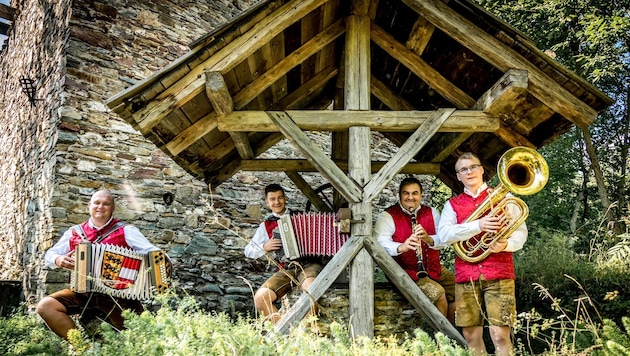 Silvio Ambrosch, Johannes Kokarnig, Robert Dominikus und Stefan Krenn halten eine alte Tradition ...