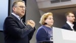 ÖVP-Sozialsprecher August Wöginger, Sozialministerin Korinna Schumann (SPÖ) und ...