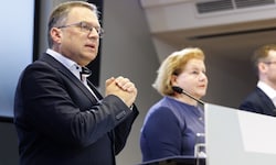 ÖVP-Sozialsprecher August Wöginger, Sozialministerin Korinna Schumann (SPÖ) und ...
