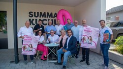 Politiker servieren Kaffee, Kuchen und sammeln Geld.