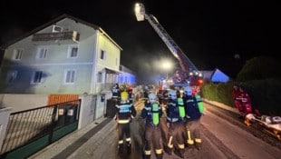 Rund 40 Feuerwehrleute waren im Einsatz – und die Polizei mit mehreren Streifenwagen.