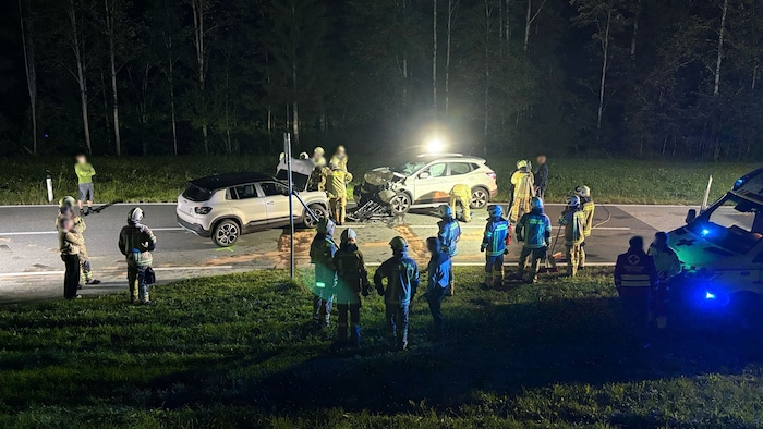 Neben Rettung, Notarzt, Polizei und Hubschrauber-Crew stand auch die Feuerwehr im Einsatz.
