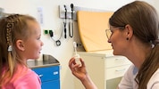 Die diplomierte Gesundheits- und Krankenpflegerin Gerlinde Klinser mit einer jungen, tapferen ...