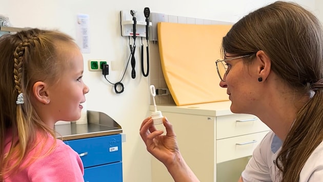 Die diplomierte Gesundheits- und Krankenpflegerin Gerlinde Klinser mit einer jungen, tapferen ...