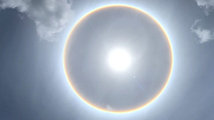 Ein sogenannter Halo (Bild) entsteht, wenn Sonnenlicht in der Erdatmosphäre gebrochen wird.