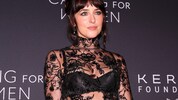 Dakota Johnson sorgte in einem transparenten Spitzenkleid für Mega-Aufsehen!