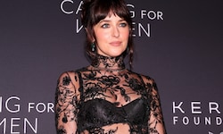 Dakota Johnson sorgte in einem transparenten Spitzenkleid für Mega-Aufsehen!
