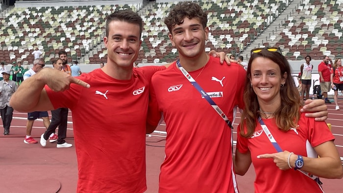 Enzo Diessl (mi.) mit Trainer Christoph Ranz und Beate Hochleitner