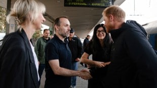 Nach seinem viertägigen England-Aufenthalt besuchte Prinz Harry überraschend Kriegsinvaliden in ...