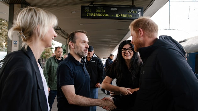 Nach seinem viertägigen England-Aufenthalt besuchte Prinz Harry überraschend Kriegsinvaliden in ...