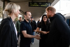 Nach seinem viertägigen England-Aufenthalt besuchte Prinz Harry überraschend Kriegsinvaliden in ...
