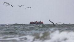 Flüchtlinge im Ärmelkanal (Archivbild): Laut einer AFP-Zählung kamen hier im vergangenen Jahr ...