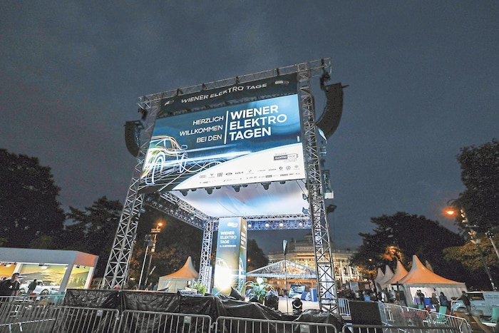 Podiumsdiskussionen und Live-Bands auf der großen Bühne.