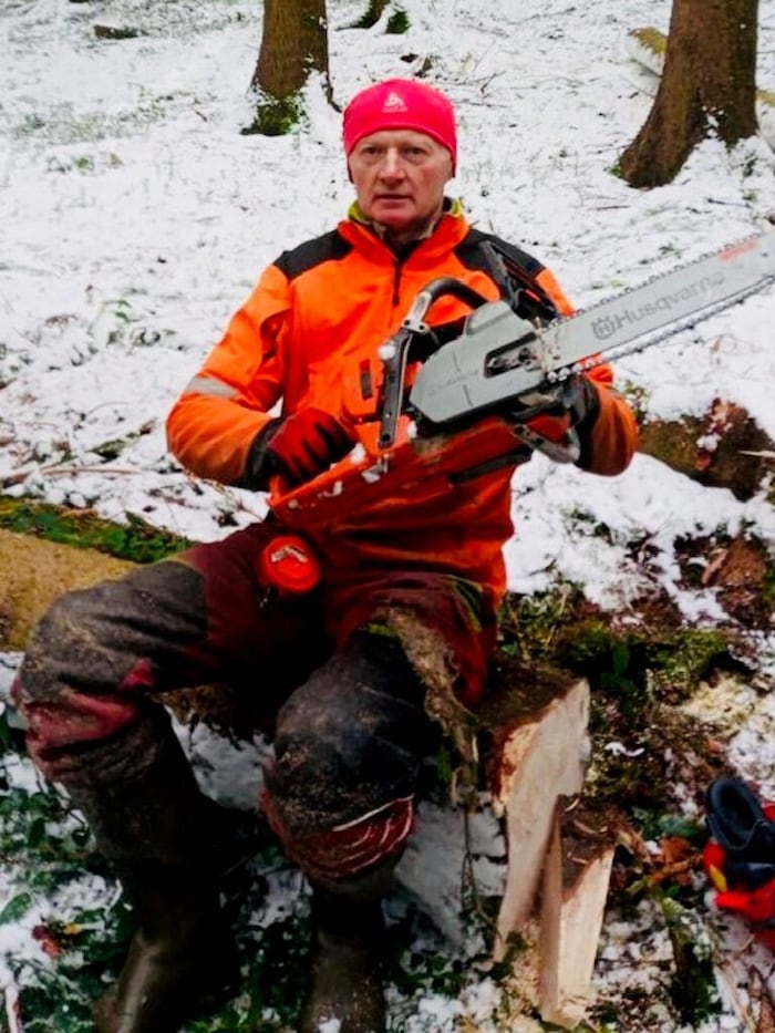 Gasselsberger in seinem eigenen Wald in Ampflwang.