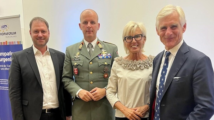 Europaforum-Obmann Sagartz (li.) mit Oberst Reisner, Volksanwältin Schwarz und Ex-Außenminister ...