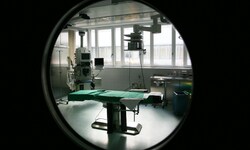 Schnelle Operationen können Leben retten – doch die Ressourcen sind knapp.