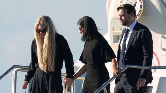 Vizepräsident JD Vance und seine Ehefrau Usha begleiteten Charlie Kirks Witwe und die Leiche des ...