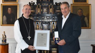 Abt Pius Maurer überreichte das Silberne Ehrenkreuz an Gönner Josef Renz.