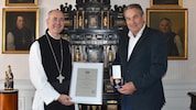 Abt Pius Maurer überreichte das Silberne Ehrenkreuz an Gönner Josef Renz.