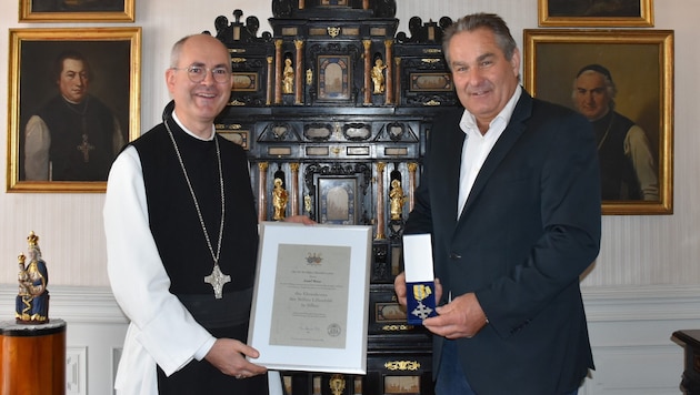 Abt Pius Maurer überreichte das Silberne Ehrenkreuz an Gönner Josef Renz.