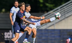 Das letzte Duell verloren Nicolas Rossi (r.) und seine Teamkollegen gegen Liefering mit 3:4.