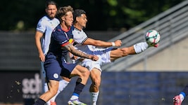 Das letzte Duell verloren Nicolas Rossi (r.) und seine Teamkollegen gegen Liefering mit 3:4.