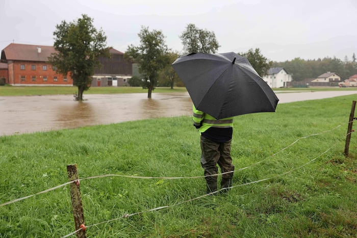 Regen ohne Ende ließ Bäche über die Ufer treten.