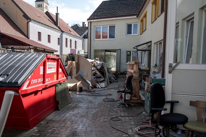 Große Schäden brachte die Flut in Böheimkirchen – wie hier in der Glaserei Anzenberger.