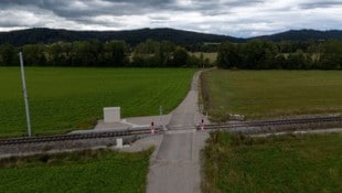 Der Bahnübergang in Mattighofen wurde im Frühjahr gebaut. Der Preis von einer Million Euro sorgt ...