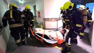 Übung im Spital Amstetten trug dazu bei, wertvolle Erfahrungen in der Patienten- Rettung zu ...