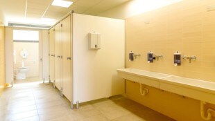 Der Schüler hatte das Mädchen in eine WC-Kabine gelockt und eingesperrt.