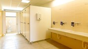 Der Schüler hatte das Mädchen in eine WC-Kabine gelockt und eingesperrt.