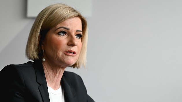 Iris Schmidt ist Chefin des AMS OÖ. Die Integration von Geflüchteten am Jobmarkt sei komplex: So ...