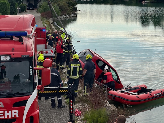 Mittels eines Kranwagens konnte der Pkw aus dem Wasser gezogen werden.