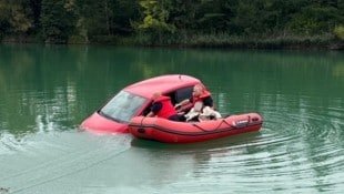 Bei der Rettung ging es Minuten: Die Frau war im Inneren des Pkws eingeschlossen.