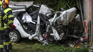 Der Wagen des 61-Jährigen wurde beim Anprall völlig zerfetzt.