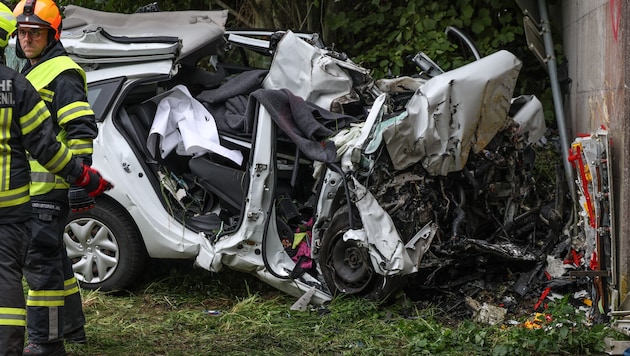 Der Wagen des 61-Jährigen wurde beim Anprall völlig zerfetzt.