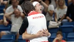 Lukas Neumayer freut sich mit Jürgen Melzer.