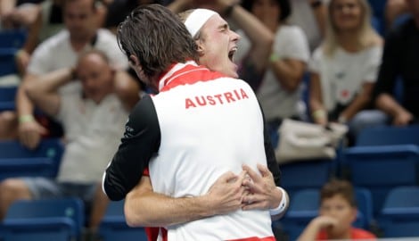 Lukas Neumayer freut sich mit Jürgen Melzer.