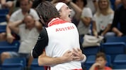 Lukas Neumayer freut sich mit Jürgen Melzer.