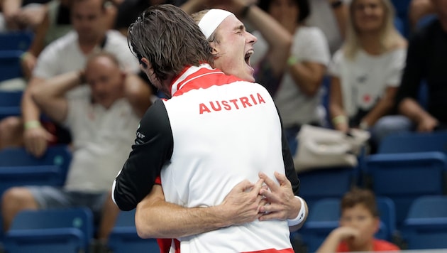 Lukas Neumayer freut sich mit Jürgen Melzer.