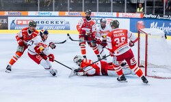 Travis St. Denis (2. v. li.) war in Torlaune.