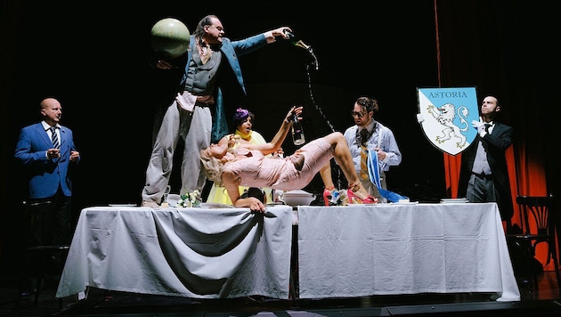 Polit-Revue mit Klarblick: Das Ensemble trifft Soyfers Ton