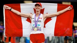 Evan Dunfee jubelt über die WM-Goldmedaille.
